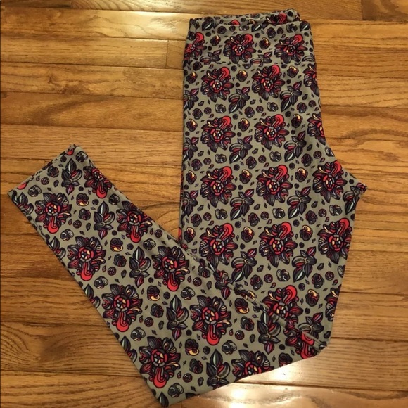 LuLaRoe Pants - LuLaRoE Leggings Tall & Curvy Gray Flowers 🍁